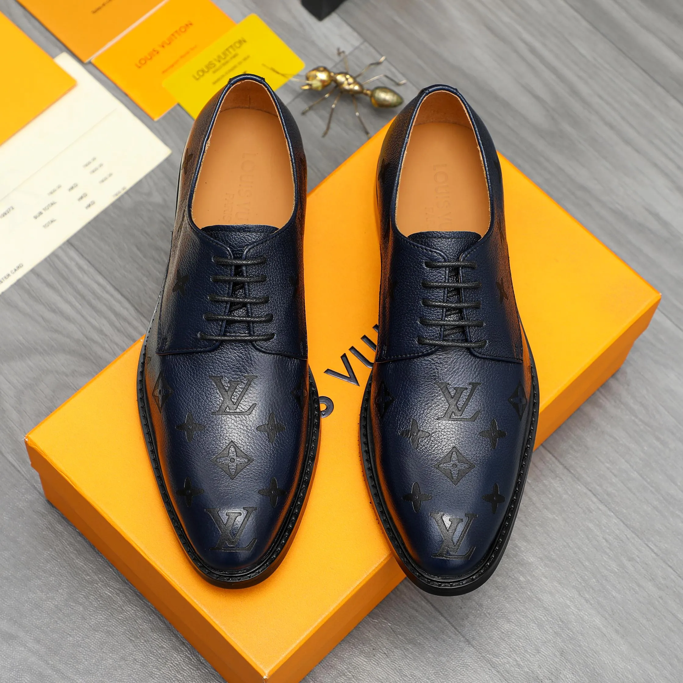 Men's shoes 💰p460 Product trademark: LV (Louis Vuitton) business lace-up formal leather shoes Regular size: 39-44 (38.45 custom-made, non-refundable) Product materials: Selected high-quality pebbled cowhide embossed upper, cowhide lining, original rubber outsole